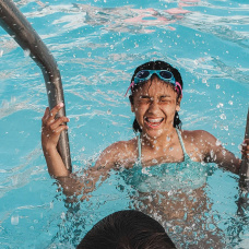 Los juegos de agua se convierten en una de las actividades favoritas del verano para disfrutar en piscinas, playas y jardines.