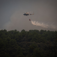 Un helicóptero a la altura del pueblo de Gavilanes, durante el incendio de Burgohondo, a 26 de julio de 2026, en Gavilanes, Ávila, Castilla y León (España). El teniente coronel Alfonso Arribas, jefe del Primer Batallón de Intervención en Emergencias de la Unidad Militar de Emergencias (UME), ha asegurado que el valle del Tiétar, en la provincia de Ávila, ha sido el sector con mayor actividad durante la noche y ha afirmado que la jornada de este domingo parece ser "más favorable" que el día de ayer, cuando se dedicaron a autoprotección. "Hoy vamos a poder dedicarle más esfuerzo a ese ataque directo y nos va a dar más oportunidades a quitar la intensidad".

Fernando Sánchez / Europa Press
26/7/2026