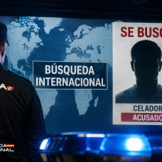 La Policía mantiene la búsqueda internacional del celador acusado de violación.