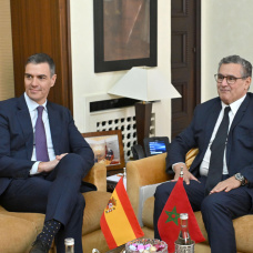 El presidente del Gobierno español, Pedro Sánchez (i), se reúne con el presidente del Ejecutivo marroquí, Aziz Ajanuch (d), en 2024