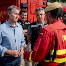 El presidente del Partido Popular, Alberto Nuñez Feijóo, durante su visita al puesto de mando avanzado en Navalcarnero por los incendio