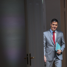 El presidente del Gobierno, Pedro Sánchez, a su llegada a la rueda de prensa en Moncloa para hacer balance del curso.