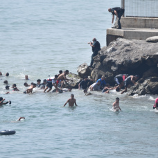 Varias personas intentan cruzar la frontera a nado, a 30 de julio de 2026, en Ceuta (España). Centenares de personas de origen magrebí han cruzado a lo largo de la mañana de hoy a Ceuta desde Marruecos, a nado y por el espigón, y una multitud está esperando al otro lado de la frontera para poder entrar en la ciudad autónoma de la misma manera. En la última semana lo han hecho ya más de 2.000 migrantes.

Europa Press / Europa Press
30/7/2026