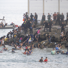 Miles de migrantes traspasan la frontera entre Ceuta y Marruecos.
