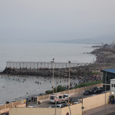 Varias personas llegan a España desde Marruecos, a 30 de julio de 2026, en Ceuta (España). Centenares de personas de origen magrebí han cruzado a lo largo del día de hoy de Ceuta desde Marruecos, a nado y por el espigón. En la última semana lo han hecho ya más de 2.000 migrantes.