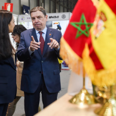 La embajadora de Marruecos en España, Karima Benyaich y el ministro de Agricultura, Pesca y Alimentación, Luis Planas, en Ifema