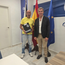 El delegado de la AUGC en Ceuta, Rachid Sbihi, con Alberto Núñez Feijóo
