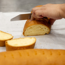 Pastelero elabora torrijas sin gluten