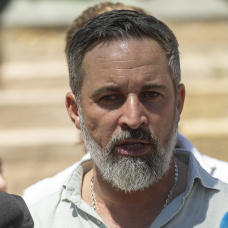 El presidente de VOX, Santiago Abascal, atiende a los medios, en la plaza de África, a 2 de agosto de 2026, en Ceuta (España). El presidente de VOX se encuentra en Ceuta para abordar las consecuencias de la crisis migratoria.

Marcos Moreno / Europa Press
02/8/2026