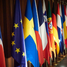 Bandera de la Unión Europea junto a varias banderas de los países pertenecientes, durante la reunión informal ministerial de Igualdad, en el marco de la Presidencia Española de la Unión Europea, en el palacio de congresos Baluarte, a 24 de noviembre de 2023, en Pamplona, Navarra (España).  La reunión se centra en los retos actuales de la UE en la respuesta a la violencia contra las mujeres, como la recogida de datos y el apoyo a las víctimas. Los ministros y ministras también debatirán sobre los retos y propuestas para abordar conjuntamente las formas emergentes de violencia contra las mujeres, como la ciberviolencia, la violencia política, la violencia vicaria y la violencia institucional.

Eduardo Sanz / Europa Press
24 NOVIEMBRE 2023;IGUALDAD;UE;UNIÓN;EUROPEA;EUROPA;PRESIDENCIA;REUNIÓN
24/11/2023