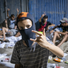 Decenas de migrantes que han pasado la frontera entre Ceuta y Marruecos