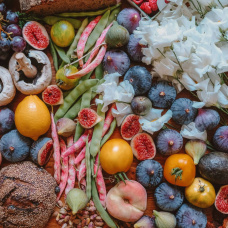 Frutas, legumbres, frutos secos y otros alimentos vegetales frescos, protagonistas de la alimentación saludable y sostenible que defiende el dietista-nutricionista Aitor Sánchez.