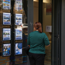 La gente queda embobada delante de las agencias inmobiliarias. 
Marta Fernández / Europa Press
17 JULIO 2024