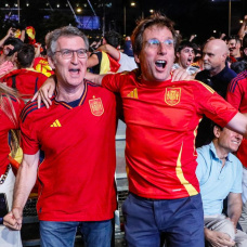 Feijóo y Almeida celebran un gol de la Selección Española