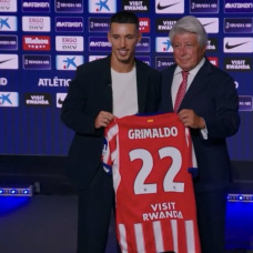 Alejandro Grimaldo, con Enrique Cerezo durante su presentación con el Atlético