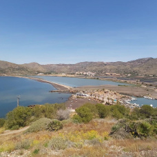 Vista de la bahía de Portmán, en La Unión, desde el faro
