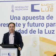 (Foto de ARCHIVO) El presidente de la Generalitat valenciana, Juanfran Pérez Llorca (c), durante una visita a la ciudad de la luz en 2026