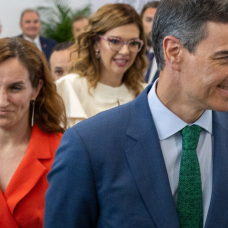 El presidente del Gobierno, Pedro Sánchez, y la ministra de Sanidad, Mónica García.