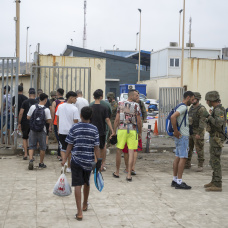 Decenas de personas en la frontera de Ceuta.