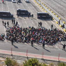 Varios inmigrantes desalojados de la playa de El Trampolín