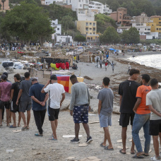 Varios inmigrantes en una playa en Ceuta (España).