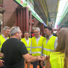 El ministro de Hacienda, Arcadi España, junto al alcalde de Alicante, Luis Barcala, en su visita a Mercalicante.