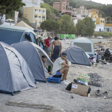Varios inmigrantes acampados en la playa de El Trampolín