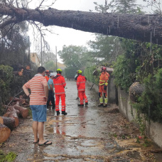 Bomberos trabajan en una de las tantas incidencias que provocaron las tormentas durante la tarde de ayer