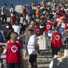 (Foto de ARCHIVO)
Miembros de la Cruz Roja reparten comida a los inmigrantes en una playa a 21 de agosto de 2026 en Ceuta