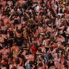 Varios participantes de la fiesta de la Tomatina de Buñol festejan durante el evento, a 26 de agosto de 2026, en Buñol, Valencia, Comunidad Valenciana (España). La Tomatina se celebra siempre el último miércoles del mes de agosto, dentro de la semana de fiestas de Buñol y consiste en que los participantes se arrojan tomates los unos a los otros. Siete camiones se han necesitado para transportar los 150.000 kilos de tomates que se han lanzado en esta curiosa batalla que este año celebra su 79 aniversario.

Rober Solsona / Europa Press
26 AGOSTO 2026;FESTEJOS;TRADICIÓN;FESTIVIDAD;EVENTO;CULTURA
26/8/2026
