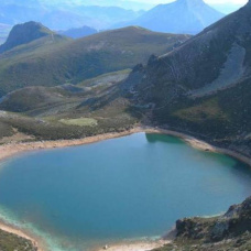 El Lago Ausente, en Puebla de Lillo, puede adquirir llamativos tonos azulados y turquesas según la incidencia de la luz y las condiciones climatológicas.