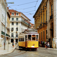 Los tranvías amarillos se han convertido en uno de los grandes símbolos de Lisboa y refuerzan la presencia de este color en las calles de la capital portuguesa.