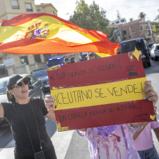 Varias personas durante una manifestación para protestar por la situación provocada por la llegada masiva de inmigrantes a Ceuta