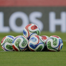 Varios balones sobre el césped de Son Moix, estadio del RCD Mallorca