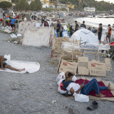 La playa ceutí del Trampolín, ayer, de nuevo abarrotada de inmigrantes