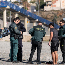 Guardias civiles detienen a una persona en Ceuta