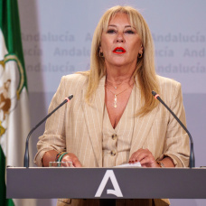 La portavoz del Gobierno andaluz, Carolina España, interviene en la rueda de prensa celebrada tras la reunión semanal del Consejo de Gobierno.