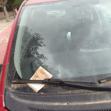 Billete en el parabrisas del coche