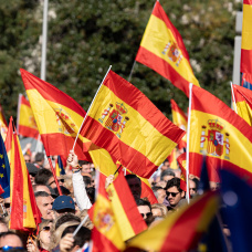 Banderas españolas durante una manifestación contra la amnistía, en Cibeles, a 18 de noviembre de 2023, en Madrid