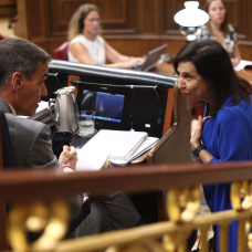 El presidente del Gobierno, Pedro Sánchez, y la ministra de Defensa, Margarita Robles, conversan en el Congreso