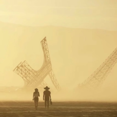 La Torre Eiffel partida en el desierto de Nevada.