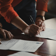 La fecha del contrato, la cláusula de actualización y el momento en que el propietario comunica la subida determinan cuándo y cuánto puede aumentar la renta del alquiler.