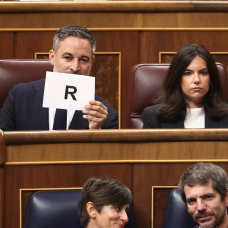 El presidente de Vox, Santiago Abascal, y la portavoz de Vox en el Congreso, Pepa Millán, durante una sesión plenaria en el Congreso de los Diputados, a 9 de septiembre de 2026, en Madrid (España). El Gobierno se enfrenta a la primera sesión de control tras el inicio de curso, coincidiendo con la desclasificación de unos 40 documentos, fechados desde el 1 de julio hasta el 1 de agosto, relacionados con la crisis en Ceuta derivada por la entrada masiva de unos 80.000 migrantes desde la frontera con Marruecos. Saiz avanzó que se publicarían más informes relevantes si hubiera porque desde el Ejecutivo no tienen "nada que esconder".

Eduardo Parra / Europa Press
09/9/2026