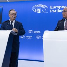El presidente de Ceuta, Juan José Vivas, y el eurodiputado del PP y presidente de la comisión de Libertades Civiles, Justicia e Interior del PE (LIBE), Javier Zarzalejos, ofrecen una rueda de prensa en el Parlamento Europeo, a 8 de septiembre de 2026, en Bruselas (Bélgica). El presidente de Ceuta, Juan Vivas, se encuentra en Bruselas para reclamar a la Unión Europea apoyo ante la crisis migratoria. Ha solicitado un despliegue permanente de Frontex y fondos de emergencia tras reunirse con diversos líderes comunitarios.

Nicolas Maeterlinck/Belga/Europa Press / Europa Press
08/9/2026