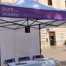 Uno de los puntos violeta desplegados por el Ayuntamiento de Valencia.