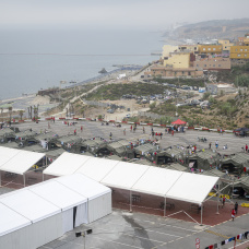 El Gobierno asume el control del puerto de Ceuta para la "atención humanitaria" de inmigrantes en carpas y otros espacios
