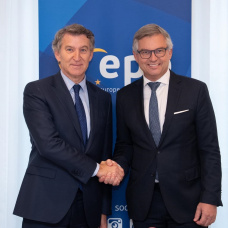 El líder del PP, Alberto Núñez Feijóo, mantiene una reunión en Bruselas con el comisario de Interior y Migraciones de la UE, Magnus Brunner.