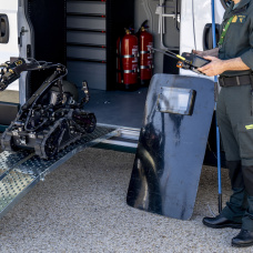 El robot de la Guardia Civil para detectar explosivos TEDAX durante la visita al dispositivo de seguridad para la llegada del Papa