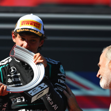 Kimi Antonelli recibió el trofeo de ganador de manos del Rey Felipe VI