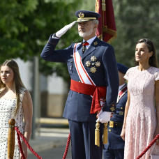El rey Felipe VI, la infanta Sofía (i) y la reina Letizia (d), durante la entrega de Reales Despachos de Empleo, en la Academia General del Aire y del Espacio.